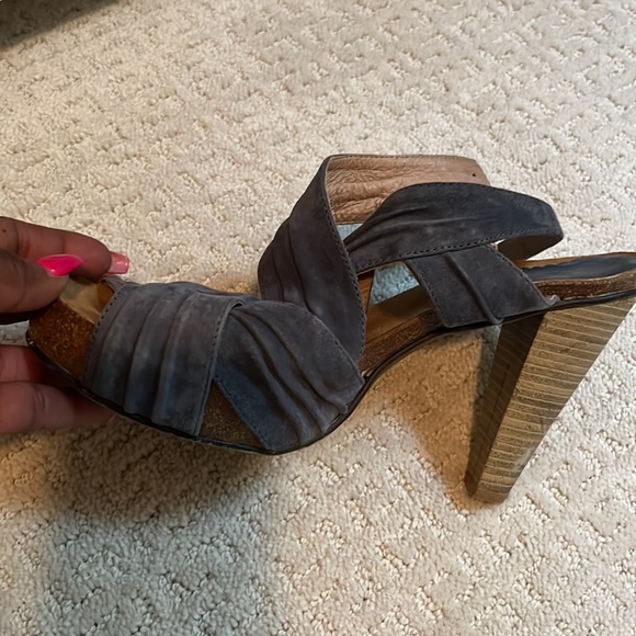 Blue suede high heel. - Picture 4 of 4